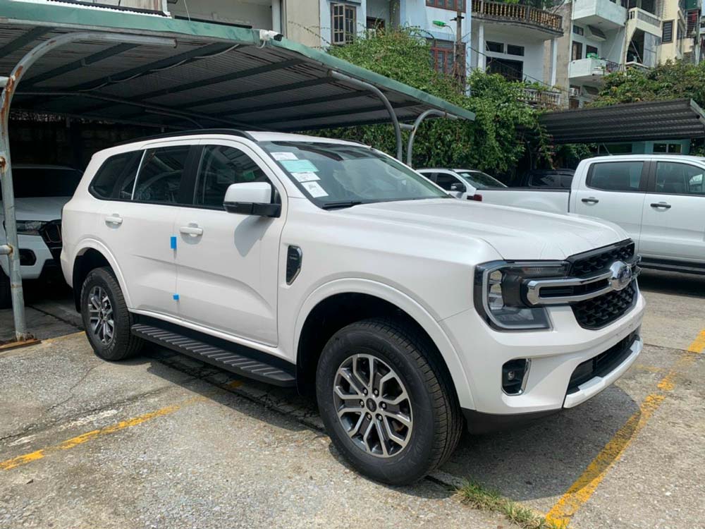 Giá xe Ford Everest Ambiente 2024 bản tiêu chuẩn kèm giảm tiền mặt