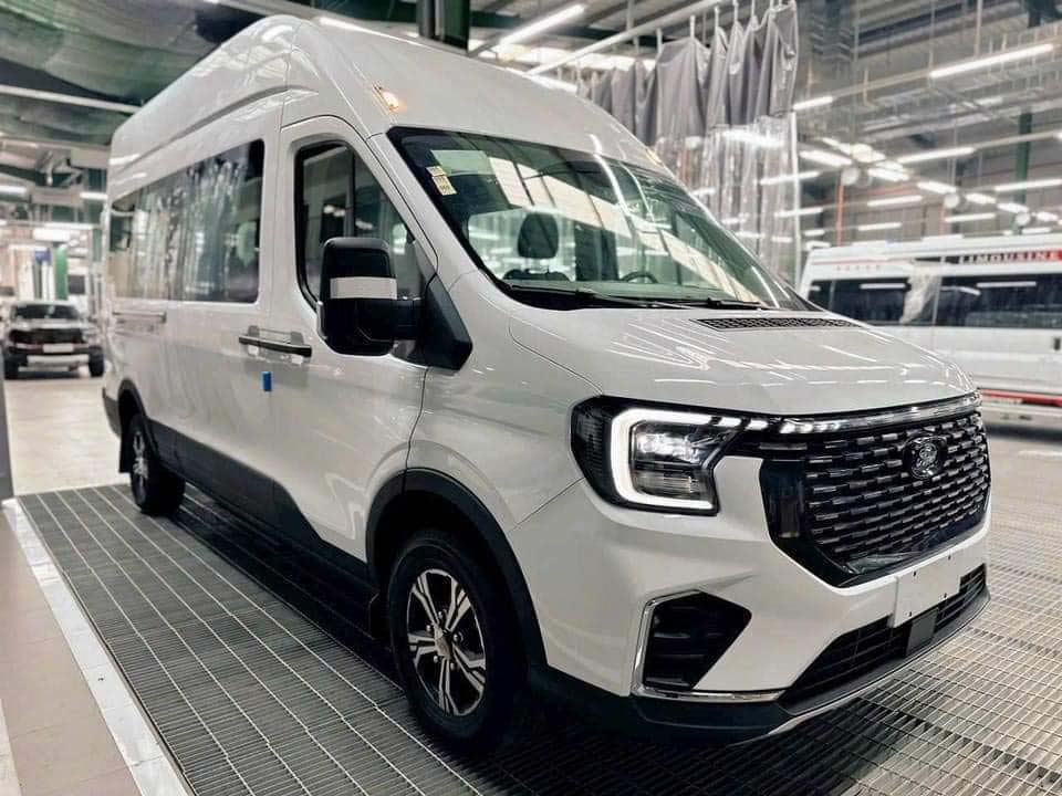Cập nhật giá xe Ford Transit Premium 16 chỗ 2024 hoàn toàn mới tai Ford Tân Thuận Quận 7