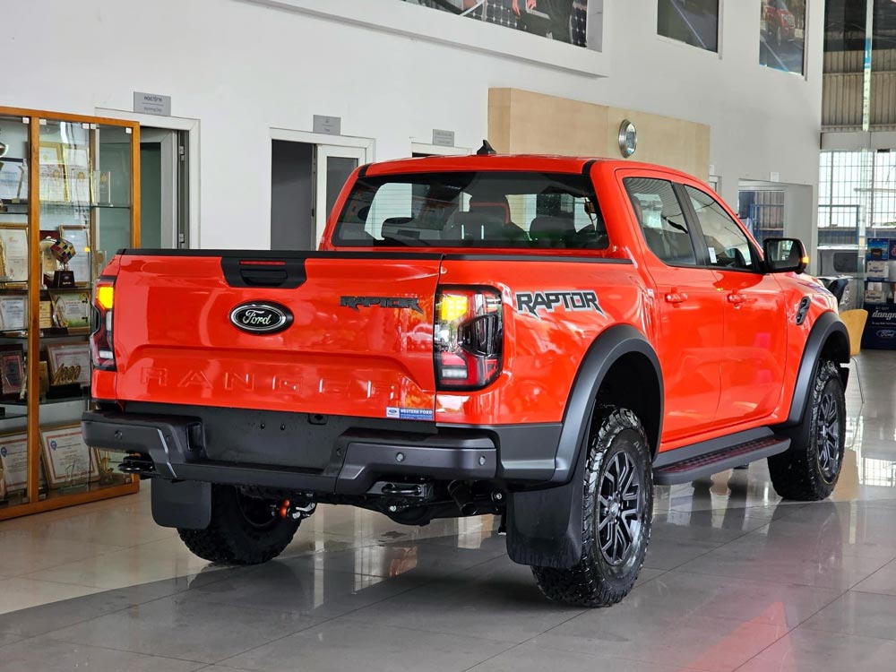Ford Ranger Raptor màu Xám với Đỏ cộng thêm 8 triệu có thay đổi tính năng gì?
